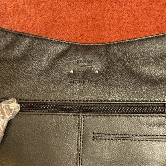 Stone Mountain Black/Tan Genuine Leather Greenwich  Hobo  Shoulder Bag - Picture 6 of 8